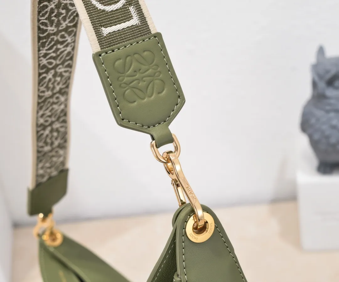 Avocado green, top quality original order. The smooth crescent shape of the L Luna series moon bag not only elongates the proportions of the whole person without getting stuck on the upper body, but also feels particularly comfortable. The wide shoulder strap design does not press the shoulder buckle opening, making it easier to open and close. The internal capacity is also large, and sunglasses and folding umbrellas can be easily arranged with sliding hanging loops hidden on both sides. Shoulder straps or hanging accessories can be attached, making it convenient for various occasions. It is a bag that shows off its temperament and is highly used in daily life! Luo Yiwei size: 29*27*8cm: model: 8891#
